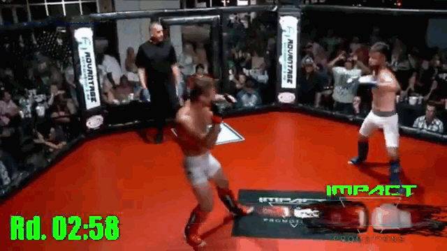 video tung cu da xoay vo si mma khien doi thu bat tinh tren san dau