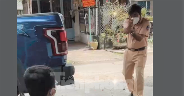 video ve tham con trung uy csgt chi dam dung nhin va tro chuyen tu xa