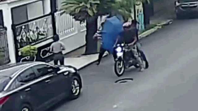 video bi cuop bat ngo nam thanh nien co man phan don cuc gat khien doi thu thao chay
