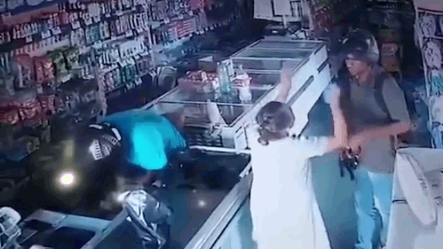 video duoc cu ba de nghi cho tien mot cach nhiet tinh ten cuop phan ung bat ngo