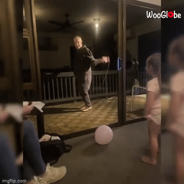 Video: Trổ tài nhảy dây, người đàn ông làm sập cả ban công