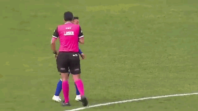 video tranh cai voi cau thu trong tai len huc dau tra dua