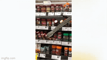 video di mua hang trong sieu thi khach ta hoa cham mat khung tran dai 3 m tren ke hang