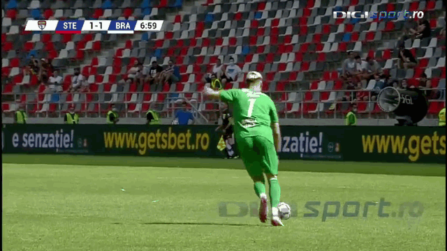 video thu mon gay sot khi sut tung luoi doi phuong o khoang cach hon 90m