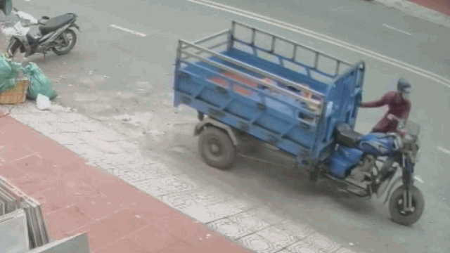 Video: Trộm xe ba gác nhưng không nổ máy được, người đàn ông quyết định dắt bộ tẩu thoát