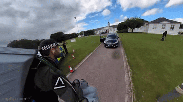 Video: Cảnh sát Anh thử nghiệm chặn tội phạm bằng bộ đồ bay phản lực