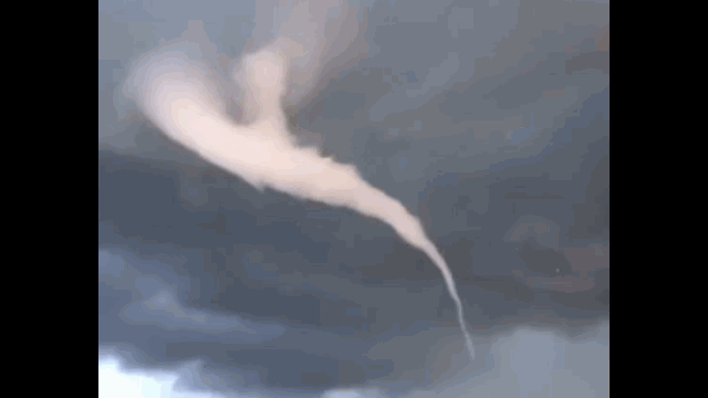 Video: Vòi rồng kèm lốc xoáy cao hàng trăm mét bất ngờ xuất hiện ở Bến Tre