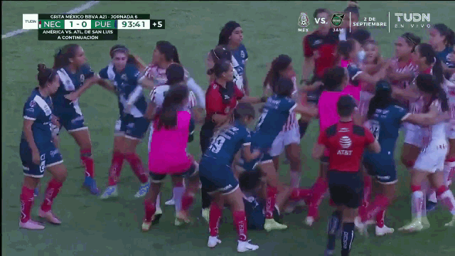 video va cham nhe 2 doi bong nu lao vao hon chien