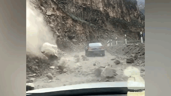 Camera giao thông: Đá sạt từ trên núi xuống đường suýt đè nát 2 chiếc ô tô