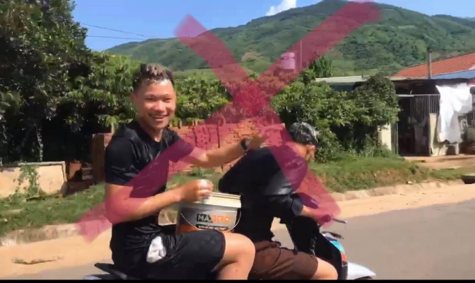 Tin tức thời sự 24h nóng nhất sáng 1/9: 2 thanh niên Sơn La vừa đi xe máy vừa gội đầu cho nhau bị triệu tập lên đồn