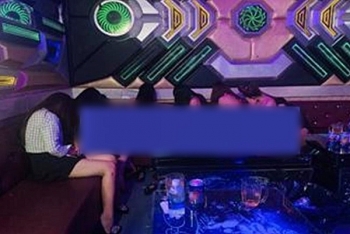 Tin tức pháp luật nóng nhất trong ngày: Bắt quả tang nữ tiếp viên không mặc quần áo nhún nhảy phục vụ "thượng khách" trong quán karaoke Dòng Đời