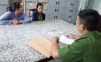 den choi nha ban trai thieu nu 15 tuoi tranh thu len sang hang xom cay tu trom 3 cay vang