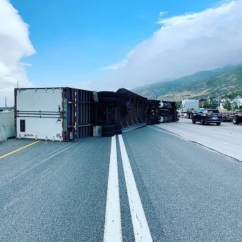 Bão lớn khiến 45 xe tải hạng nặng bị lật nhào trên đường cao tốc ở Mỹ