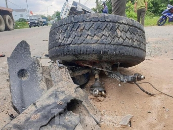 camera giao thong xe tai lot han xuong muong ban tai rung banh vang xa hang chuc met sau va cham