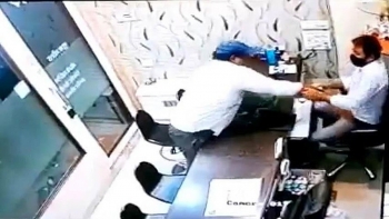 Video: Giả danh thợ kim hoàn tới học việc, bất ngờ ném ớt bột vào chủ tiệm rồi cướp vàng