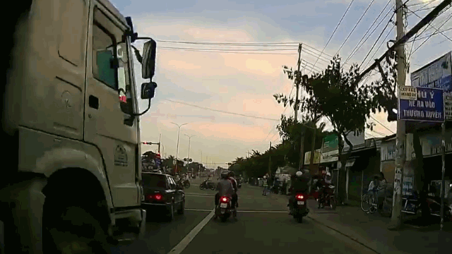 Camera giao thông: Xe bồn tông trúng hai xe máy đang dừng đèn đỏ, 3 người thoát chết trong gang tấc