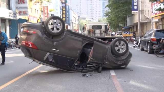 Camera giao thông: Nữ tài xế mất lái, ô tô "nằm phơi bụng" giữa phố