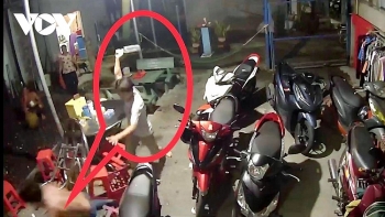 thong tin phap luat sang 239 on ao trong luc nhau 2 nguoi dan ong bi hang xom vac dao chem trong thuong