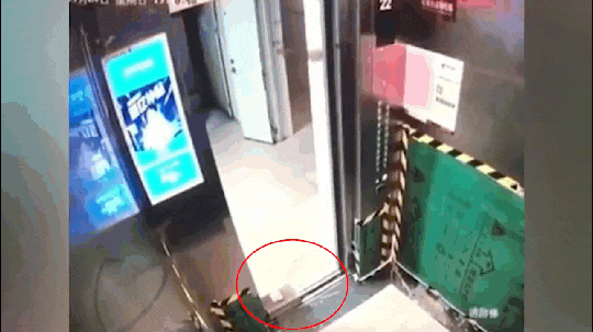 Video: Tiết kiệm vài phút giao đồ ăn, shipper vô tình khiến thang máy chung cư vỡ nát trong tích tắc