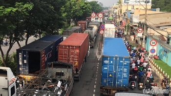 tai nan giao thong chieu 259 hai xe container tong nhau o tphcm giao thong un tac 5km