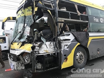 Tai nạn giao thông sáng 26/9: Xe giường nằm tông đuôi xe tải khiến tài xế tử vong, nhiều hành khách hoảng loạn la hét