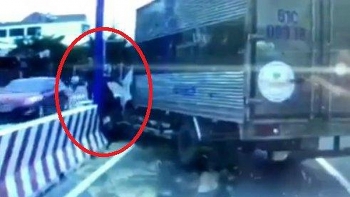 camera giao thong nem da vao xe tai nguoi dan ong di xe may ngay lap tuc nhan tra dua