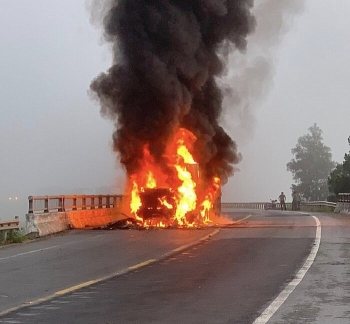 Tai nạn giao thông chiều 28/9: Xe container bốc cháy trên quốc lộ, tài xế hoảng loạn tháo chạy thoát thân