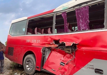 Tai nạn giao thông sáng 30/9: Công an vào cuộc xác định nguyên nhân vụ tàu hỏa đâm trúng xe 45 chỗ chở học sinh