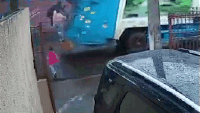 Video: Nam công nhân phản ứng xuất thần, kịp thời cứu bé trai khỏi bị ô tô đâm