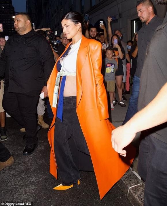 Bụng bầu vượt mặt vẫn không ngăn được em gái Kim Kardashian diện áo croptop