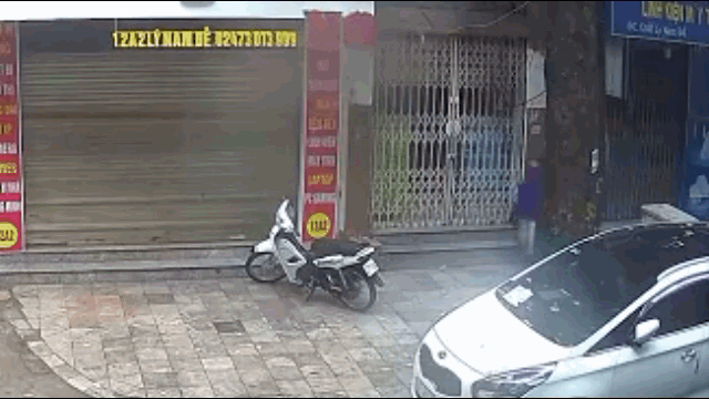 Video: Hai thanh niên bẻ khóa, trộm xe máy "nhanh như chớp" ở Hà Nội