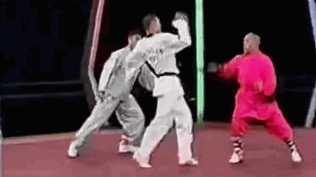Video: Tỉ thí cao thủ Taekwondo, võ sư Thiếu Lâm bình tĩnh tung chiêu hóa giải