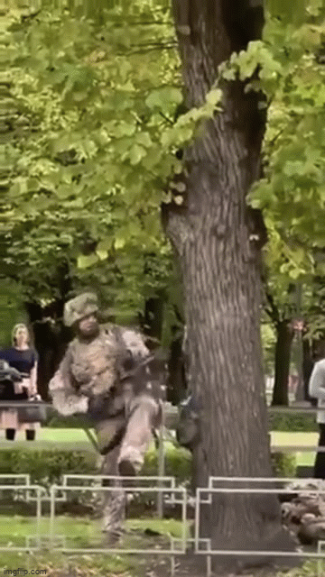 linh nato tap tran dan ban loan xa tren pho dong