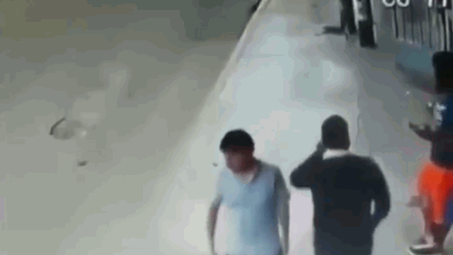 video cuop dien thoai tren pho roi nhay len o to tau thoat nhu phim hanh dong