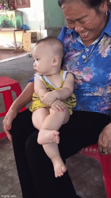 Video: Tan chảy với khoảnh khắc em bé ngồi vắt chân như 'cụ non'