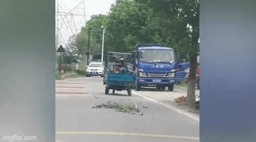 video phi cuoi canh xe ba banh dao lien hoi nhu sap rung