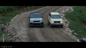 Hé lộ cảnh Range Rover rượt đuổi Land Cruiser trong "bom tấn" 007