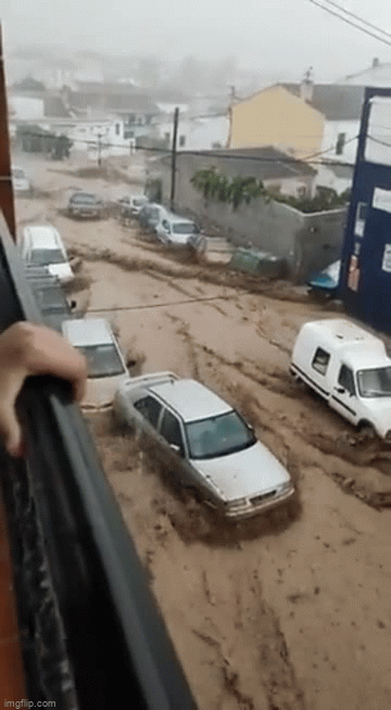 video lu cuon cuon o tay ban nha hang loat o to bi cuon troi