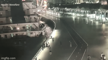 video khoanh khac tau khong lo dam sap bo ke du khach chay tan loan