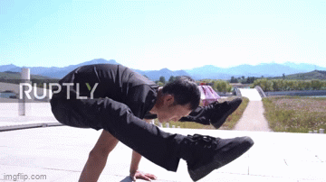 video ky la nguoi dan ong co kha nang uon deo khong xuong