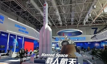 trung quoc che tao ten lua moi dua nguoi len mat trang