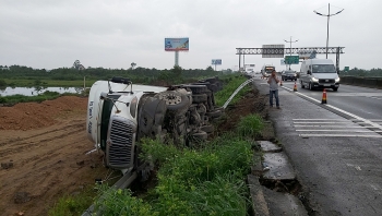 Tai nạn giao thông chiều 7/10: Xe đầu kéo mất kiểm soát tông sập taluy, lật nhào trên cao tốc TPHCM - Trung Lương