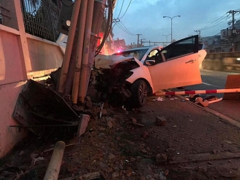 tai nan giao thong chieu 810 trom tai san bi truy duoi 2 thanh nien lai o to dam gay cot dien tren duong thao chay