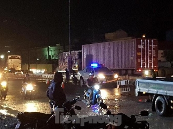tai nan giao thong sang 910 truy tim xe container can chet 2 nguoi trong dem roi bo chay