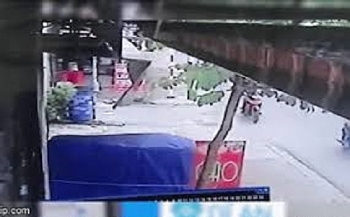 camera giao thong xe hop moi tau tong trung xe may 2 nguoi tu vong