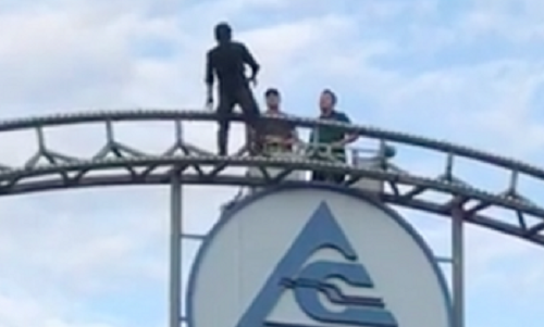 video nam thanh nien ngao da nhay tu cong chao xuong gay tay