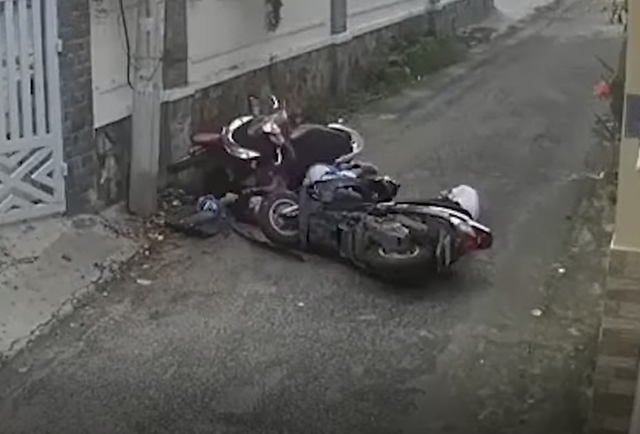 camera giao thong thanh nien dau tran phong nhu bay tong truc dien vao ba me dang cho 2 con nho