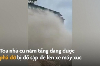 video hai hung canh toa nha 5 tang bat ngo do sap de bep may xuc
