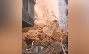 video lo nui kinh hoang chon vui ca day nha cao tang canh tuong nhu ngay tan the