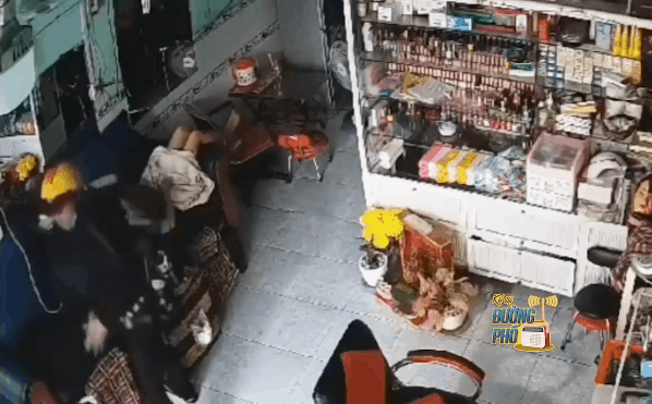 Video: Trộm điện thoại trong cửa hàng rồi rón rén lủi ra, thanh niên bất ngờ bị "tóm sống"